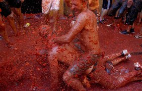 La Tomatina: Испания дерется помидорами