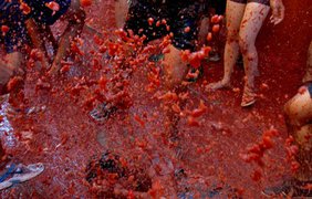 La Tomatina: Испания дерется помидорами