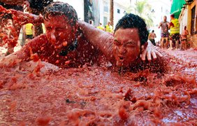 La Tomatina: Испания дерется помидорами