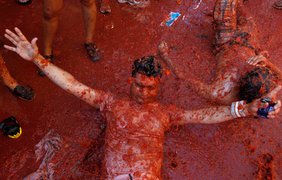 La Tomatina: Испания дерется помидорами