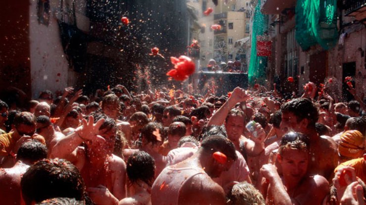 La Tomatina: Испания дерется помидорами
