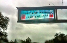 Предупреждение на шоссе Нью-Джерси Гарден Стейт: "Ураганная тревога. Ищите укрытие"