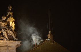 Белый дым из трубы над Сикстинской капеллой - папа избран!