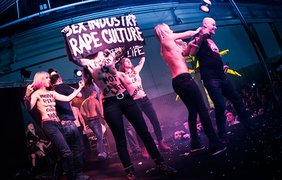 FEMEN пытались сорвать порно-выставку в Париже