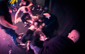 FEMEN пытались сорвать порно-выставку в Париже