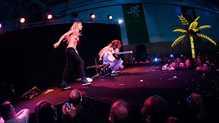 FEMEN пытались сорвать порно-выставку в Париже