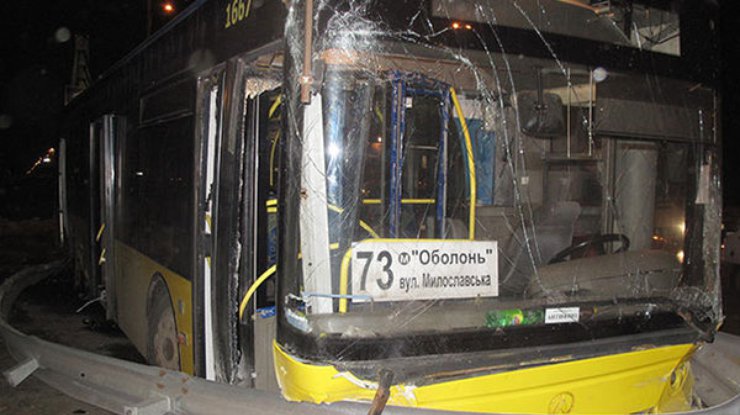 Автобус на Московском мосту врезался в отбойник