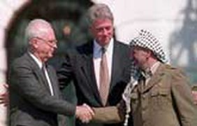 Так или иначе, заслуга Арафата в том,  что предложенный им еще в 1988 году "мир смелых"  воплотился в реальность. А палестинцы получили право на национальную автономию.