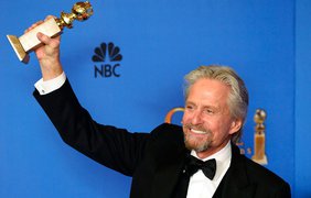 Победителем номинации "лучший актер телефильма или минисериала" стал Майкл Дуглас за главную роль в сериале "За канделябрами"