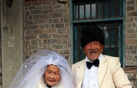 Первое свадебное фото Ву Конхана и его жены Ву Сонгши после 88 лет брака.