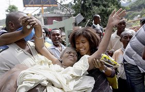 Глэдис Луи Джейне только что достали из-под обломков дома в Порт-о-Пренс, Гаити, 2010 год.