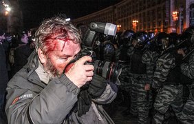 Ночь с 29 на 30 ноября, первая зачистка Майдана. На фото Глеб Гаранич, корреспондент Рейтерс.