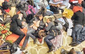 Один из декабрьских дней, в захваченном КГГА спят митингующие.