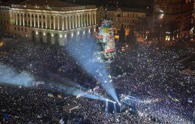 Новогодняя ночь на Майдане, около полумиллиона украинцев поют гимн.