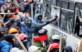 19 января, вторая волна противостояния, милицейские автобусы на Грушевского крушат митингующие.