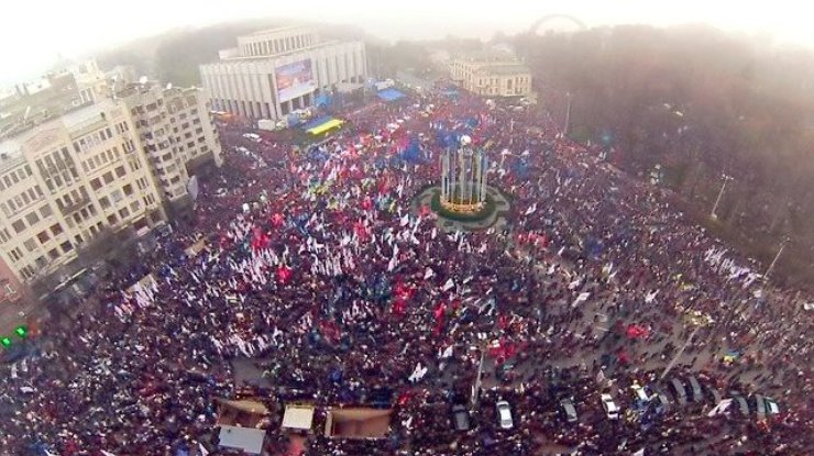 24 ноября, первый многотысячный митинг на Европейской площади.