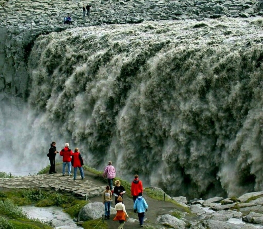Могучие водопады. Деттифосс Исландия. Водопад Деттифосс. Исландский водопад Деттифосс. Деттифосс-самый большой водопад в Европе.