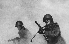 Известнейшая фотография Марка Маркова-Гринберга, сделанная в 1943 году и ставшая символом мужества и героизма советских солдат.