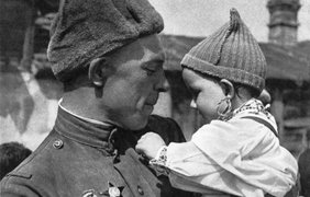 Советский солдат с чешским ребенком на руках.
