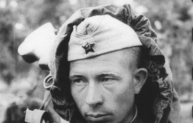 Пулеметчик гвардии рядовой Ефим Костин, награжденный орденом Красной Звезды.