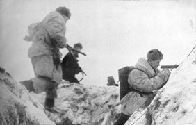 Советские солдаты в атаке под Ленинградом во время начала прорыва блокады.