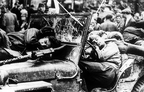 Советские воины спят в машинах на одной из площадей Праги. Чехословакия, 1945 год.