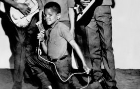 Факт 2. Майкл Джексон начал выступать в семейной группе Jackson 5 в пятилетнем возрасте.