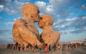 Одна из главных скульптур Burning Man этого года - инсталляция "Объятия".