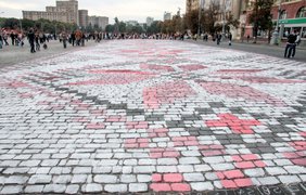 В Харькове на площади нарисовали самый большой узор вышиванки