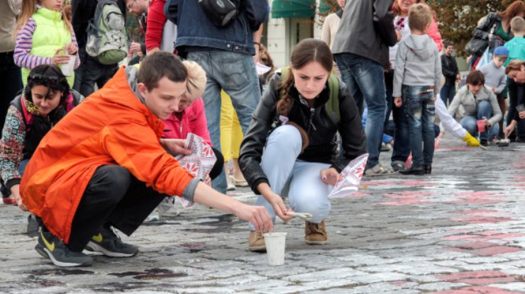 В Харькове на площади нарисовали самый большой узор вышиванки