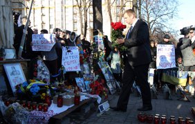 Дмитрий Булатов во время церемонии возложения цветов к кресту Героев Небесной Сотни