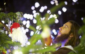28-летний Майкл Грант по прозвищу Филадельфийский Иисус украшает ёлку в парке в Филадельфии, штат Пенсильвания, США, 21 декабря 2014 года.