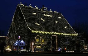 Около 200 тысяч LED-лампочек украшают дом в городе Штольберг на западе Германии, 16 декабря 2014 года.