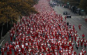 Тысячи людей принимают участие в ежегодном забеге Санта Клаусов в Мадриде, Испания, 13 декабря 2014 года.
