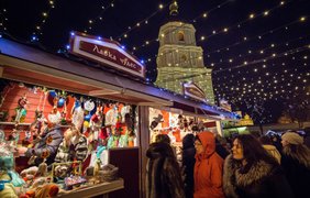 Киевляне веселятся в рождественском городке на Софиевской площади