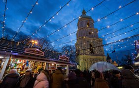 Киевляне веселятся в рождественском городке на Софиевской площади