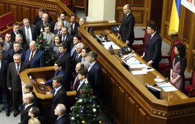 Депутаты почтили память погибших минутой молчания