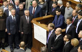 Депутаты почтили память погибших минутой молчания
