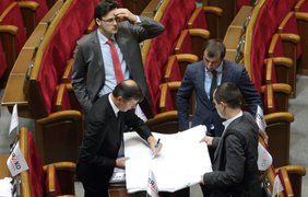 Депутаты почтили память погибших плакатами "Я-Волноваха"