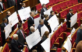 Депутаты почтили память погибших плакатами "Я-Волноваха"