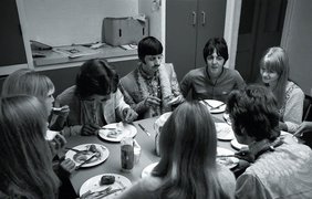 Джордж Харрисон (слева), Ринго Старр (в центре), Пол Маккартни (справа) и Джон Леннон (спиной к камере) за обеденным столом. (Henry Grossman)