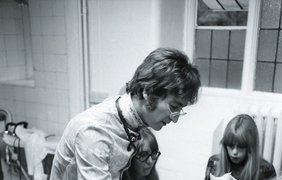 Джон Леннон разливает молоко. (Henry Grossman)