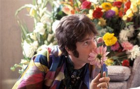 Джон Леннон вдыхает ароматы цветов на встрече с Махариши Махешем Йоги. (Henry Grossman)