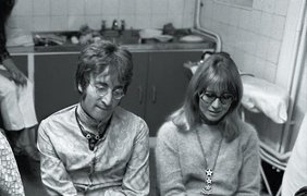 Джон Леннон и его первая супруга Синтия Леннон. (Henry Grossman)