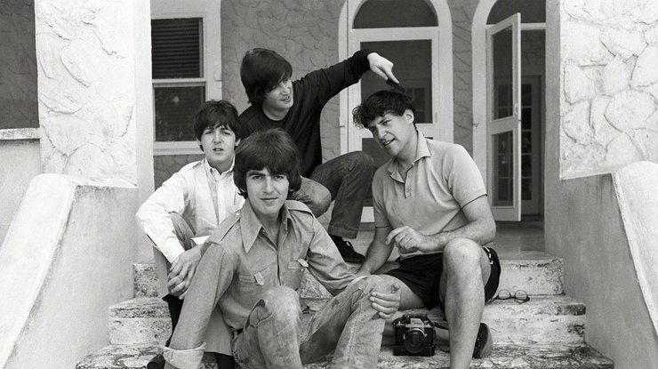 Мистер Гроссман (крайний справа) с участниками The Beatles. (Henry Grossman)