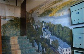 Художник превратил парадное в картинную галерею