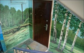 Художник превратил парадное в картинную галерею