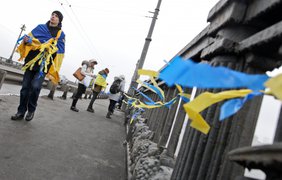 Активисты выстроились в "живую цепь" в День Соборности