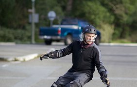 78-летний скейтбордист Ллойд Кан в 65 лет решил, что пора попробовать покататься на доске