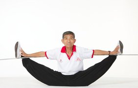 73-летний Дуан Цзиньфу демонстрирует сложнейшие движения, которые не под силу даже молодым атлетам